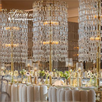 Piesa central de la boda Candelabro de oro con cadenas de cristal