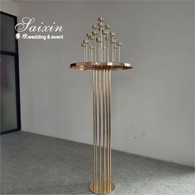 Decoración de suelos de bodas Alto soporte de flores de oro con portavelas central