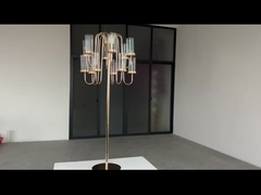 Nuevo y alto candelabro de metal dorado