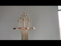 Decoración de suelos de bodas Alto soporte de flores de oro con portavelas central